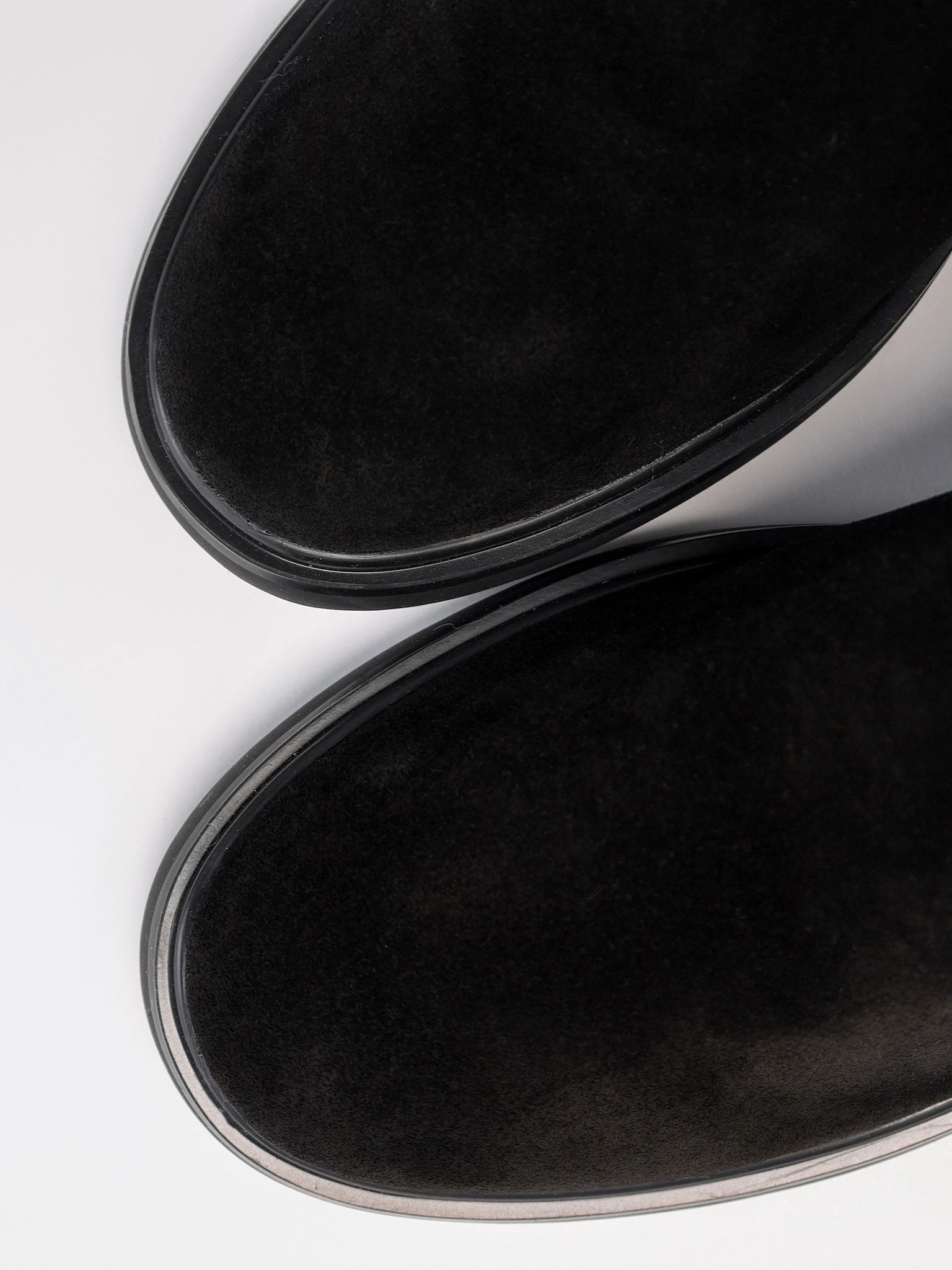 Сапоги черного цвета из натуральной замши на среднем широком каблуке